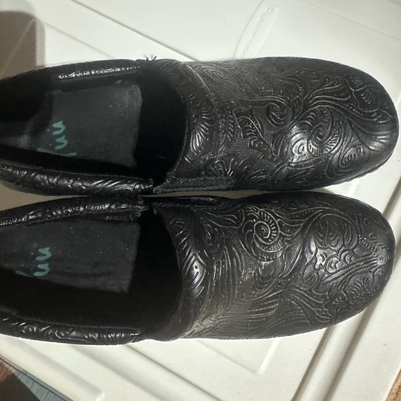 Yuu Bethanee Clogs Paisley Tooled Textured Vegan Black EUC LIKE NEW! Size 7 - Picture 11 of 13
